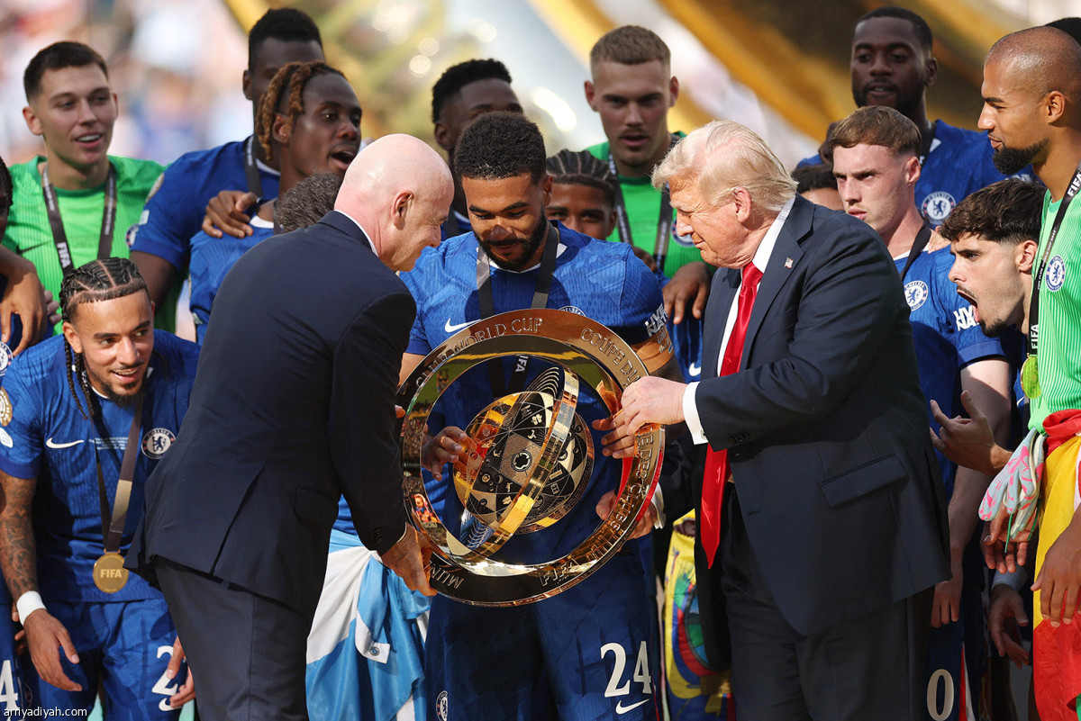 ترامب يسلّم الكأس