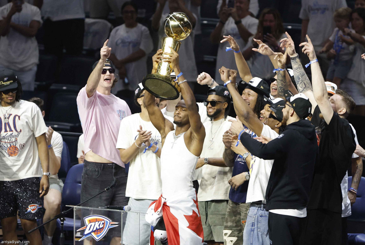 ثاندر يحتفل باللقب