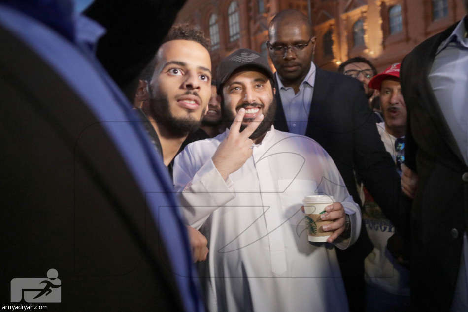 آل الشيخ
يلهب الساحة الحمراء