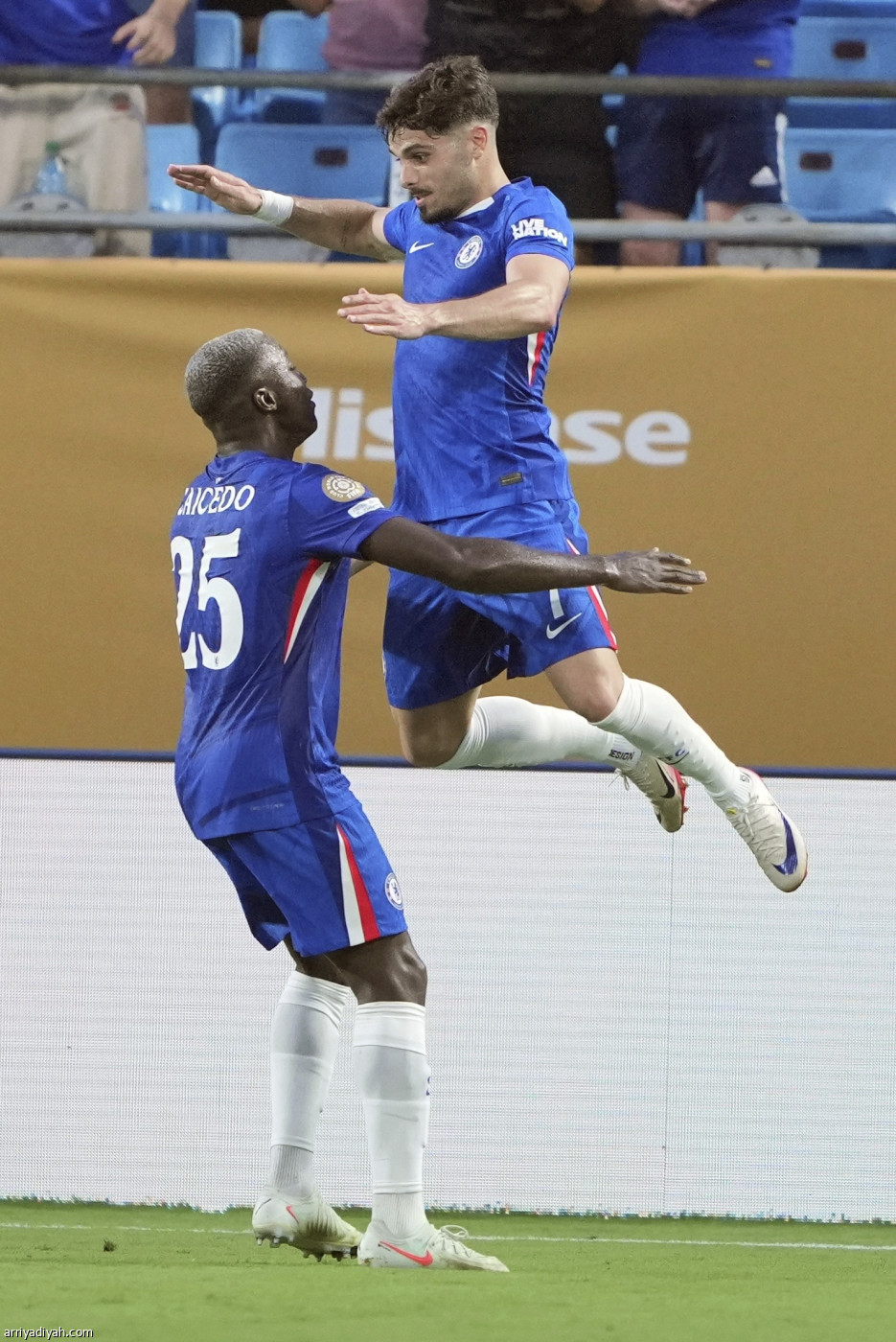 تشيلسي يعبر